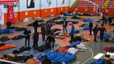 Decenas de cuerpos de las víctimas de los terremotos fueron trasladados a un gimnasio en el sureste de Turquía.