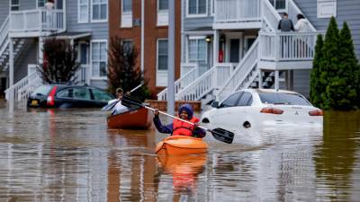 Estadounidenses reman en las aguas de la inundación de Peachtree Creek después de que Helene atravesara Atlanta, Georgia, EE UU.