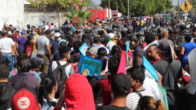 Cientos de migrantes varados en el sur de México se preparan para avanzar en caravana hacia la capital mexicana.