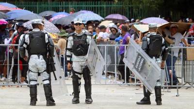 Agentes de la Guardia Nacional frente a un grupo de migrantes que buscan solicitar asilo en Chiapas.