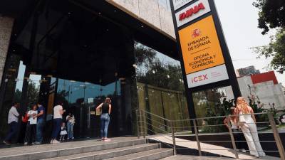 Personas vistas a las afueras de la sede administrativa de la embajada de España, este martes en Ciudad de México.