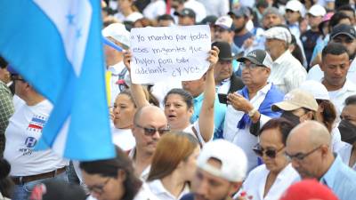 Una mujer sostiene una pancarta en movilización del Bloque Opositor Ciudadano (BOC)en Tegucigalpa.
