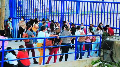 Extensa fila de personas que buscan una oportunidad laboral.