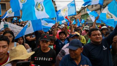 Manifestantes guatemaltecos exigen la renuncia de la Fiscal General, Consuelo Porras.