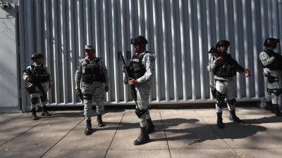 El sospechoso fue trasladado vía aérea a Hermosillo por elementos de la Agencia Ministerial de Investigación Criminal (AMIC) para ser internado en el Centro de Reinserción Social (Cereso) y puesto a disposición de un juez.