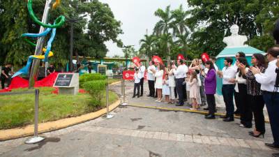 Representantes de PACER al momento de develar el monumento.
