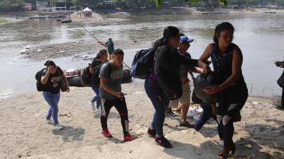 Migrantes cruzan el río Suchiate el 13 de mayo de 2023, en la ciudad de Tapachula, Chiapas (México). EFE/ Juan Manuel Blanco