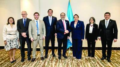 La presidenta Castro con los representantes del CAF.