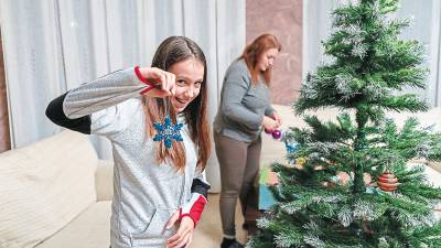 Se debe desmontar cada una de las secciones del árbol, comenzando desde la parte superior. Es importante guardar las ramas, compactando el follaje y ordenándolas por tamaños.