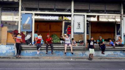 Migrantes venezolanos en una caseta del fallido Trans-450 | Fotografía de archivo