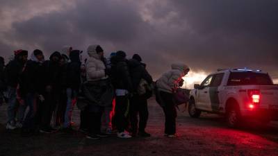Cientos de migrantes cruzan a diario la frontera sur de EEUU en busca de asilo.