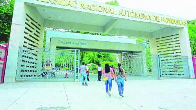 Estudiantes ingresan al campus de Unah-vs. Foto: La Prensa.