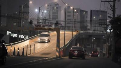 Vista nocturna de una calle de Tegucigalpa.