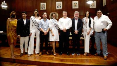 <b><span class=mln_uppercase_mln>La comisión especial de la alcaldía sampedrana junto a representantes de Miss Honduras Universo.</span></b>