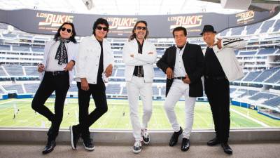 Fotografía cedida por The 3 Collective donde aparece el cantante Marco Antonio Solís (c) junto a los integrantes de la banda Los Bukis durante la presentación de la gira Una historia cantada el 14 de junio de 2021, en el SoFi Stadium en Inglewood, California (EE.UU.).