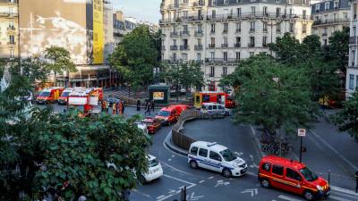 Vehículos de emergencia y policías en el lugar donde un auto embistió a varias personas en la terraza de un bar.