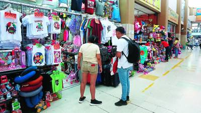 En la terminal de buses de SPS las tiendas comerciales abrieron con normalidad, incluso pusieron ofertas. Foto: Moisés Valenzuela