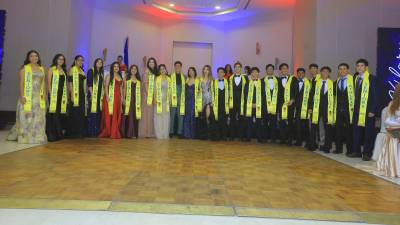 Los Seniors 2026 de la Happy New Dawn disfrutaron una noche espectacular con sus seres queridos para festejar su graduación, con premios, medallas, reconocimientos especiales, mucho glamour, cariño y entusiasmo por haber finalizado esta etapa tan importante que abre paso a algo más grande. Los jóvenes vistieron de gala y posaron para el lente de La Prensa con mucha alegría.