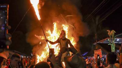 Turistas nacionales e internacionales participan en la celebración del Festival de las Chimeneas Gigantes, uno de los eventos más destacados de arte y cultura popular en el país, que se realiza en el municipio de Trinidad, en el departamento de Santa Barbará (Honduras).