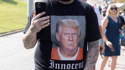 El expresidente estadounidense Donald Trump (2017-2021) salió este jueves de Bedminster (Nueva Jersey) para viajar al estado de Georgia, donde debe comparecer para ser fichado por las autoridades judiciales por su cuarta imputación penal.