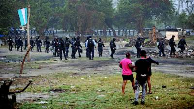 Un fuerte contingente policial llegó al lugar ayer desde tempranas horas para dar apoyo al juez ejecutor y entregar los predios al dueño protegiendo el acuífero. FOTOS: Yoseph Amaya