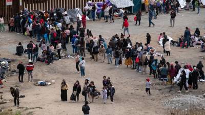 Miles de migrantes hacen fila en la frontera de EEUU para entregarse a la Patrulla Fronteriza.