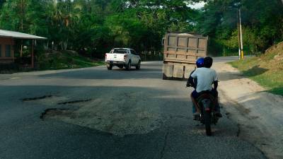 <b><span class=mln_uppercase_mln>Tramos.</span></b> La carretera que va hacia el occidente es una de las más dañadas por los baches.<span class=mln_uppercase_mln> </span>