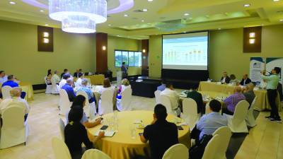 <b>Empresarios de la zona norte se reunieron ayer con autoridades del BCH, CNBS y Ahiba en la CCIC. Fotos: Melvin Cubas</b>