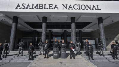 La policía y los militares ecuatorianos mantienen rodeado el Congreso tras la disolución anunciada por Lasso.