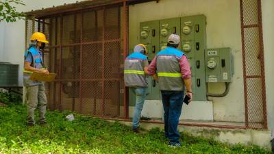 Técnicos del PNRP inspeccionan un contador en el sector sureste de la ciudad, son 168 cuadrillas en la región cinco, en Zizima hay personal transcribiendo datos.