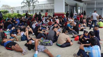Migrantes toman un descanso este sábado, en el municipio de Huixtla en Chiapas (México).