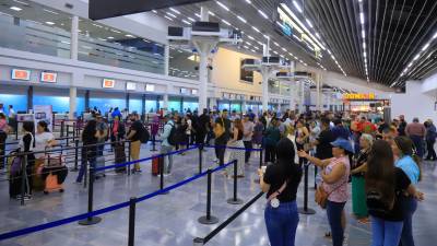 <b><span class=mln_uppercase_mln>Tráfico.</span></b> Unos 3,700 viajeros registra a diario la terminal aérea Ramón Villeda Morales.<span class=mln_uppercase_mln> Foto: M. Cubas.</span>