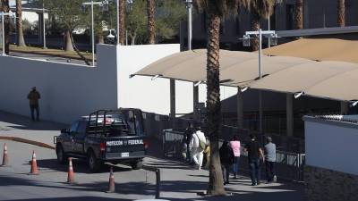 Policías de Protección Federal resguardan las instalaciones del consulado estadounidense en Ciudad Juárez.