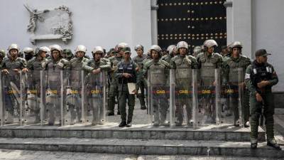 Militares custodian las inmediaciones del Palacio Federal Legislativo este domingo, en Caracas (Venezuela).
