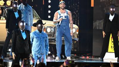 Bad Bunny anoche durante su presentación en los premios Billboard.