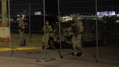 Militares de la Guardia Nacional guardan la frontera de Texas y México.
