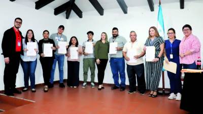 <b>Gabriel Paredes y la ministra de Salud entregan los acuerdos.</b>