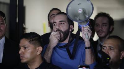 Fotografía de archivo fechada el 27 de octubre de 2023 muestra al presidente de El Salvador, Nayib Bukele, a su salida del Tribunal Supremo Electoral tras inscribirse como candidato a la reelección.