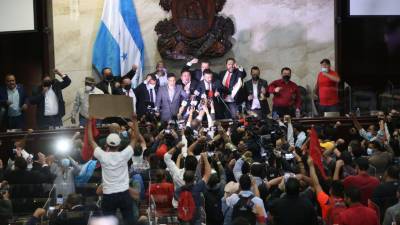 La junta directiva provisional del Parlamento de Honduras fue electa este viernes en medio de una polémica porque 20 diputados del Partido Libertad y Refundación (Libre, izquierda) se opusieron a que el titular fuera Luis Redondo, propuesto por la presidenta electa del país, Xiomara Castro.