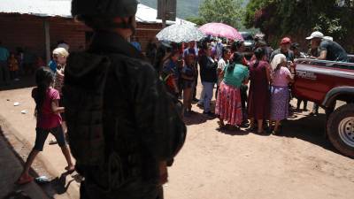 Pobladores del estado sureño mexicano de Chiapas reciben comida una escuela donde encontraron refugio este jueves, en la comunidad Ampliación Nueva Reforma, de Huehuetenango.