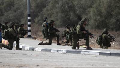 Soldados israelíes participan en una operación para expulsar a los combatientes islamistas de su territorio.
