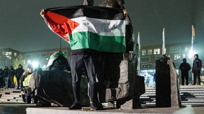Personas con banderas palestinas en el exterior del estadio Johan Cruiff Arena de Amsterdam.