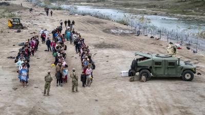 Cientos de migrantes intentan ingresar a diario a Texas en los últimos días.