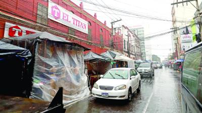 Desde ayer está lloviendo en San Pedro Sula con temperaturas bajas. Foto: Melvin Cubas.