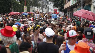 Personas mientras participan en un desfile en el primer día de carnaval en el barrio turístico de Santa Teresa en Río de Janeiro.