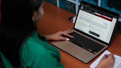 Muchos deben viajar por largas horas para estar a tiempo en su cita consular, pues hay un alto número de solicitudes.