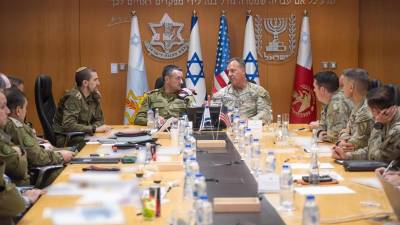 El jefe del Mando Central de Estados Unidos (CENTCOM), el general Michael Kurilla (c-d) y el jefe del Estado Mayor de Israel, Herzi Halevi (c-i), realizaron una evaluación sobre cuestiones estratégicas y de seguridad, así como preparativos conjuntos en la región como parte de la respuesta a las amenazas en Medio Oriente.
