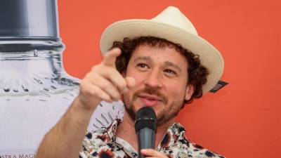 Luisito Comunica afirmó después de su liberación que “todo bien”, aunque aseguró que la situación con los miembros de la seguridad del metro “escaló a un nivel” que no imaginaba y que un efectivo de seguridad llegó a sacarle una macana.