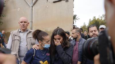 La reina de Letizia de España rompió en llanto durante su visita a Paiporta, epicentro de las inundaciones que asolaron Valencia el pasado martes, tras escuchar los testimonios de los damnificados en una caótica gira en la que junto al rey Felipe VI, fueron recibidos con insultos por parte de ciudadanos indignados.