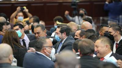 Fotografía muestra a diputados oficialistas tras una sesión en el Congreso Nacional de Honduras.